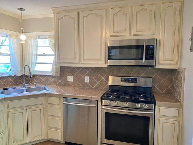 Building Photo - 3 BED/2BATH BUNGALOW IN ARLINGTON HEIGHTS!