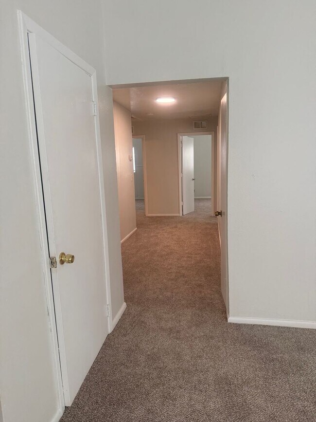 Building Photo - 3 bedroom 1 bath