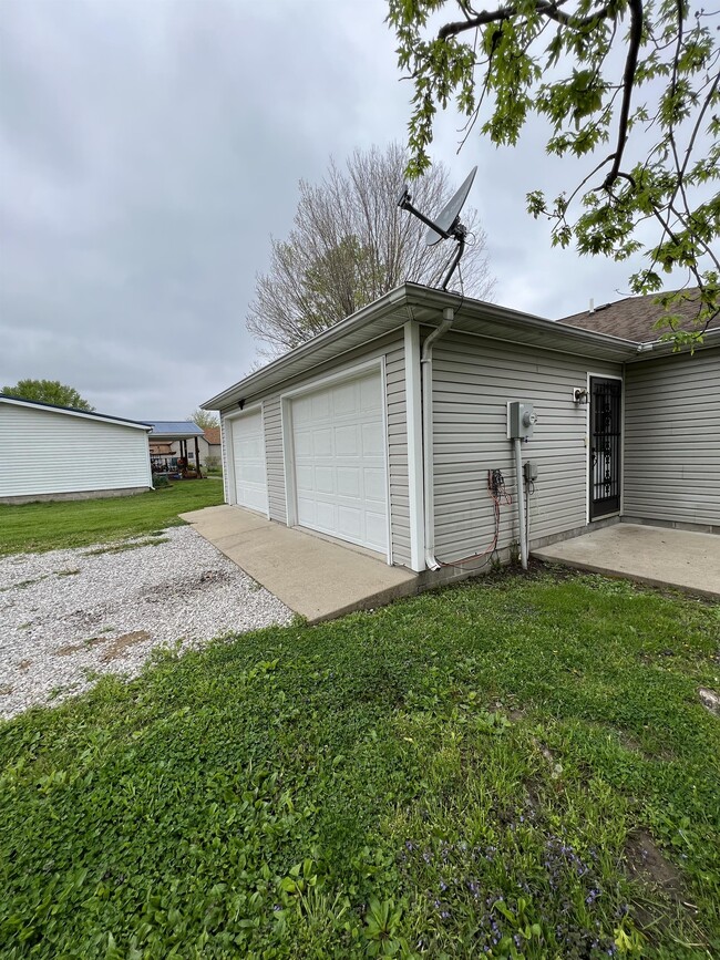 Building Photo - 721 E Coal St