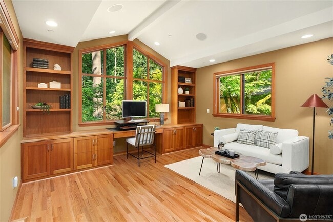 Building Photo - 5bd/4ba Mercer Island Home