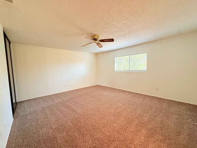Building Photo - AVAILABLE NOW!!! 2 Bed 2 Bath Upstairs Apa...