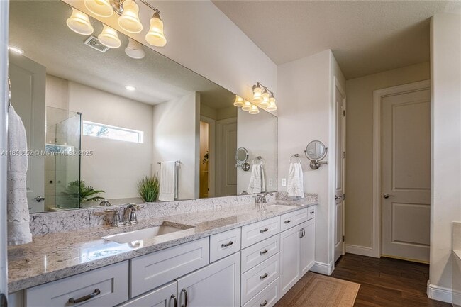 Building Photo - 4658 Greenway Dr