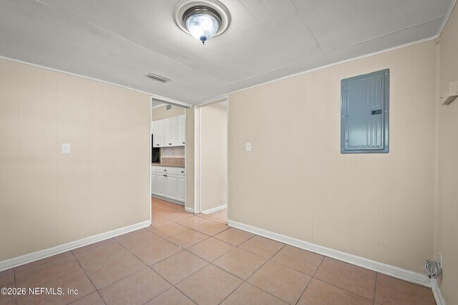 Building Photo - 909 Westgate Dr