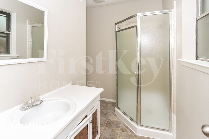 Building Photo - 302 Wildbriar Dr