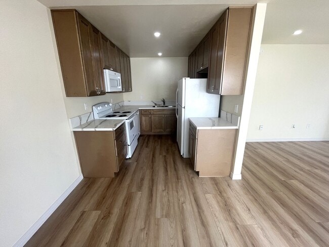 Building Photo - Upgraded, 2BD/2BA in Park Place: 1 Car Gar...