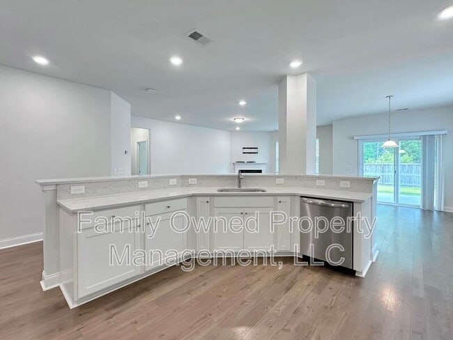Building Photo - 302 Witch Hazel St
