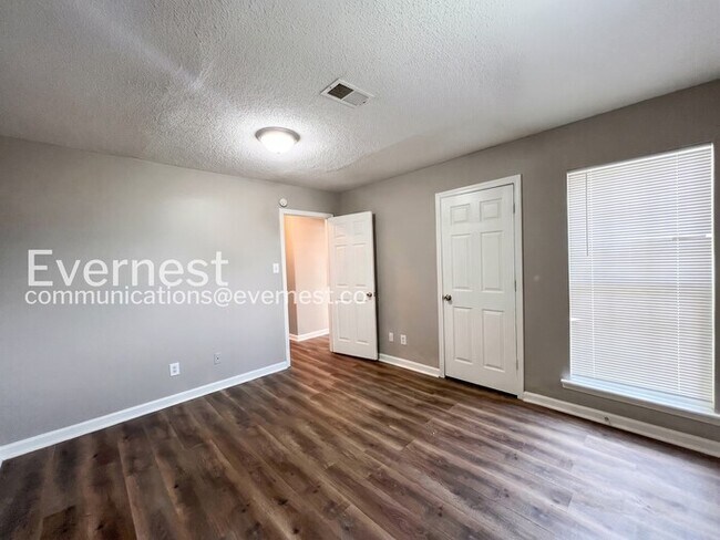 Building Photo - 3985 Fernway Dr