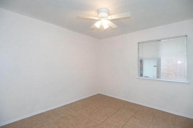 Building Photo - Nestled in Round Rock neighborhood.