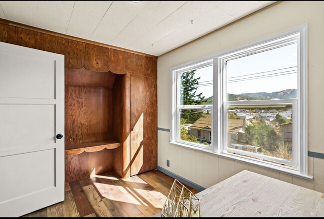 Building Photo - 1548 NW Eden St