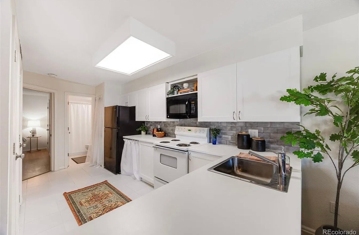 Building Photo - 942 S Dearborn Way