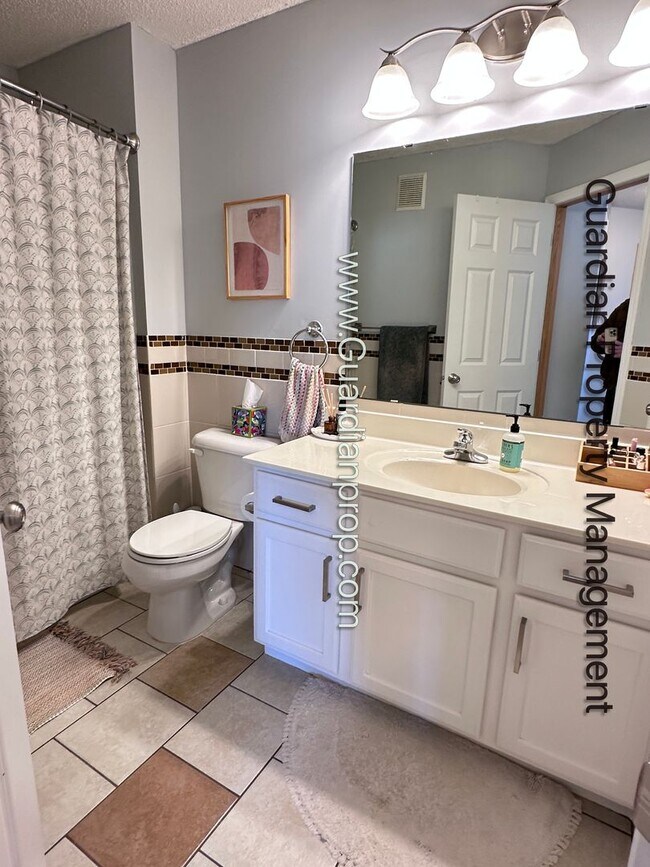 Building Photo - Lakeville End Unit Town Home, 2 Car Garage, Loft, W/D, Walkout Patio