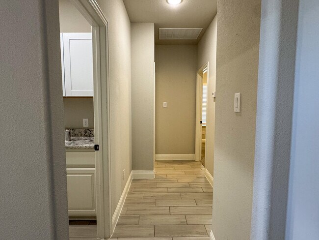 Building Photo - 7836 Cottonwood Dr