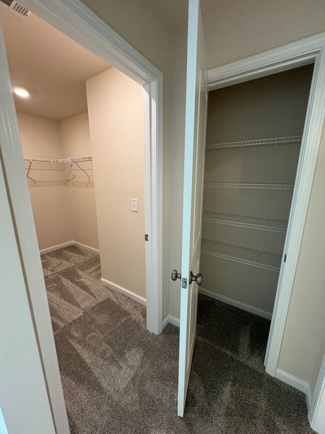 Building Photo - Stunning 3BR 2.5BA Townhome in Jamestown