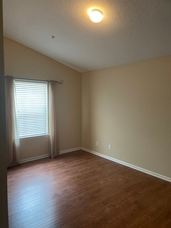Building Photo - 2/2 Condo In Oakleaf Plantation!