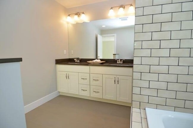 Building Photo - Spacious 5-Bedroom Home for Rent in the Maple Leaf Community