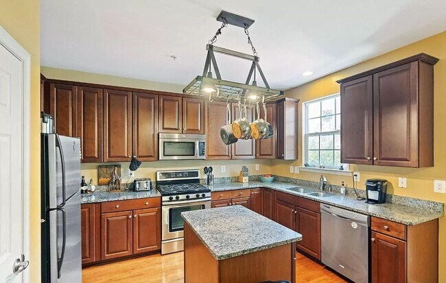 Building Photo - 3 level End Unit townhouse w/bump out in B...