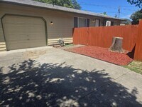 Building Photo - 2 bedroom 1 bath for Rent in Grants Pass