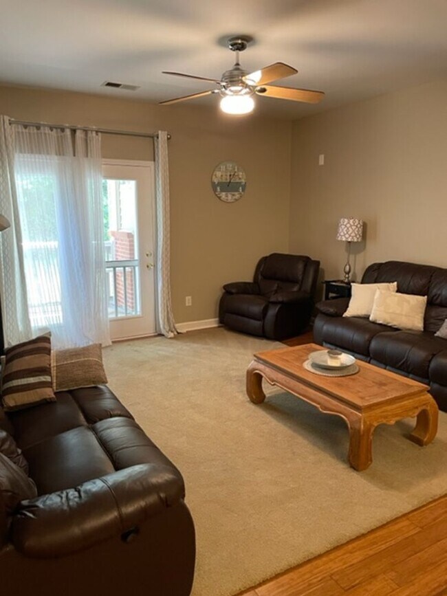 Building Photo - Pet-Friendly! Fantastic south charlotte location just minutes to everything!