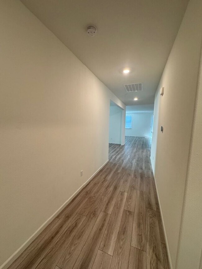 Building Photo - Beautiful, Single Story 3 Bedroom Home in ...