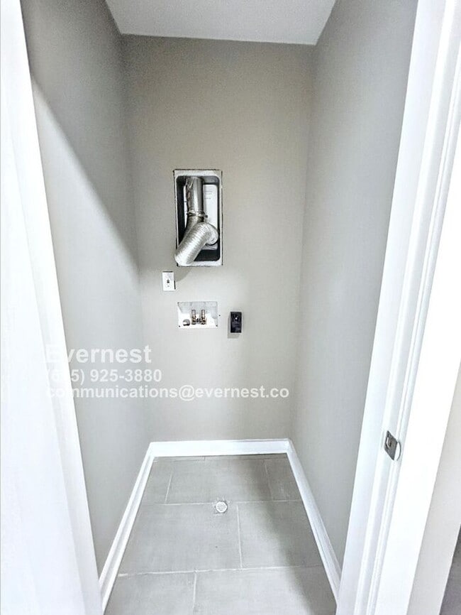 Building Photo - Lovely 3-Bedroom Townhome in a Convenient ...