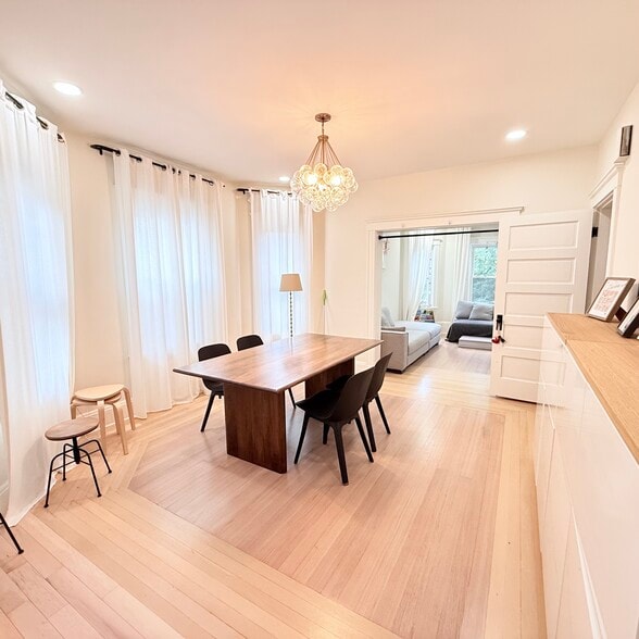 Dining area with living area - 21 Harlow St