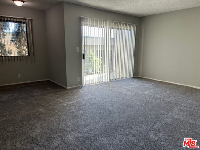 Building Photo - 1412 Barry Ave