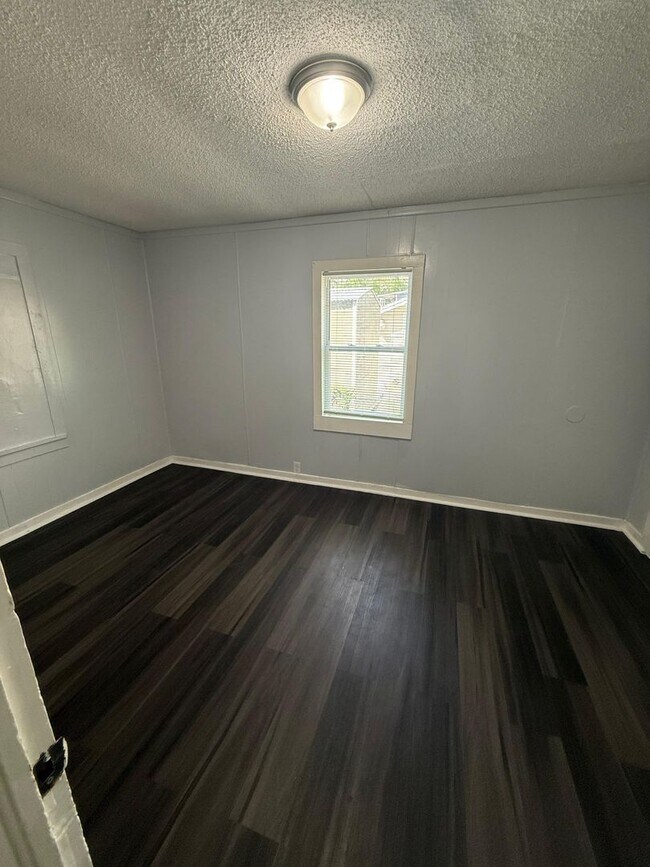 Building Photo - Fully Renovated 2/1 Single Family Available Now!