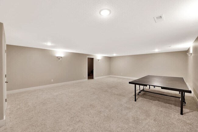 Building Photo - Living in Luxury