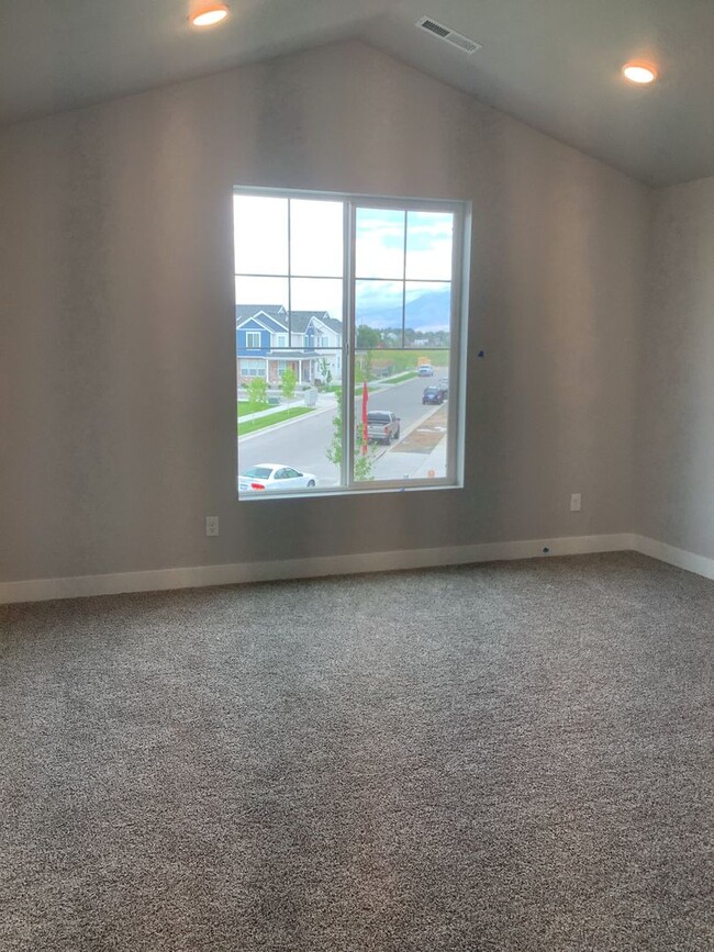 Building Photo - FREE RENT FIRST MONTH  - Townhome in Prime...