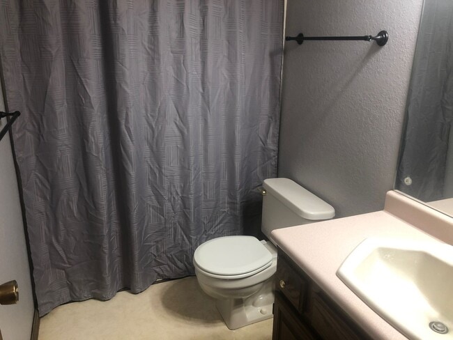 Building Photo - Beautiful 3 bed townhouse!