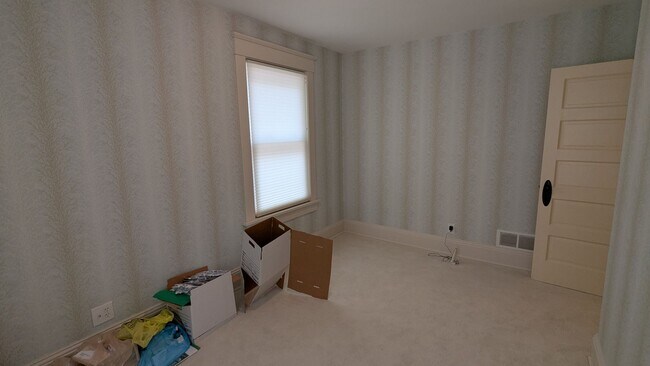Building Photo - Welcome to this fully furnished 3-bedroom, 1.5-bath home in Massillon