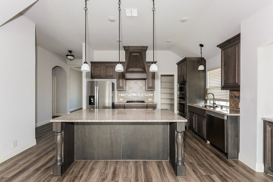Building Photo - 1024 English Oak Dr