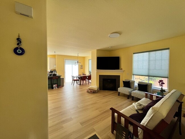 Building Photo - Stunning End-Unit Townhouse 3 bed, 2.5 bat...