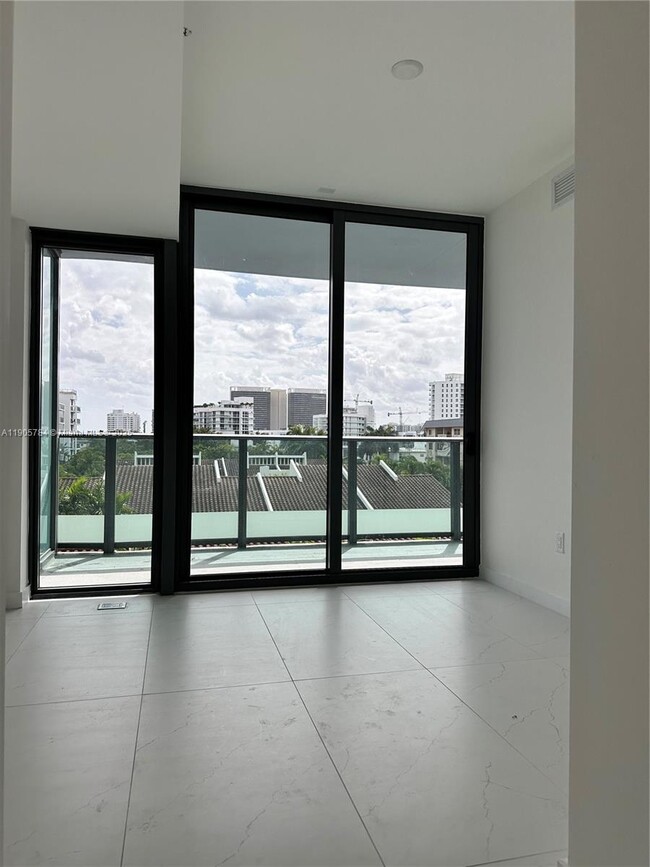 Building Photo - 9901 E Bay Harbor Dr