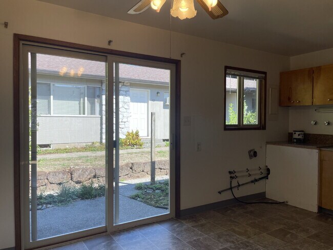 Building Photo - 2 Bedroom / 1 Bathroom Ground-Floor Apartment on SE Gladstone