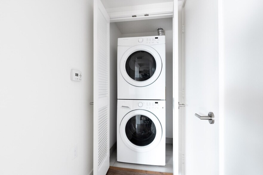 Building Photo - 10473 Santa Monica Blvd