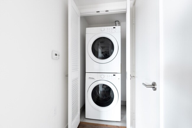 Building Photo - 10473 Santa Monica Blvd