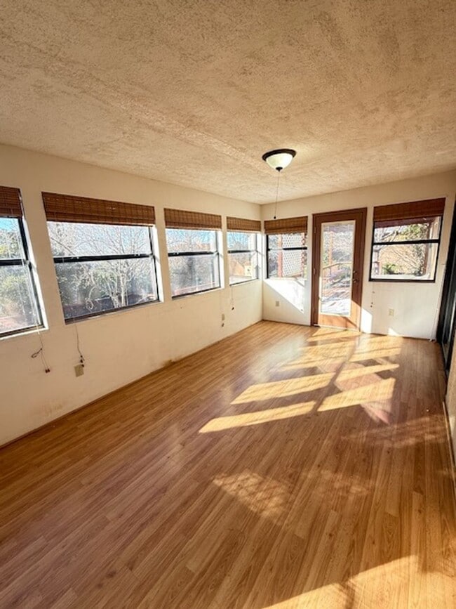 Building Photo - Nice 3 bedroom 2 bath located in Northeast Foothills on Cul De Sac St.