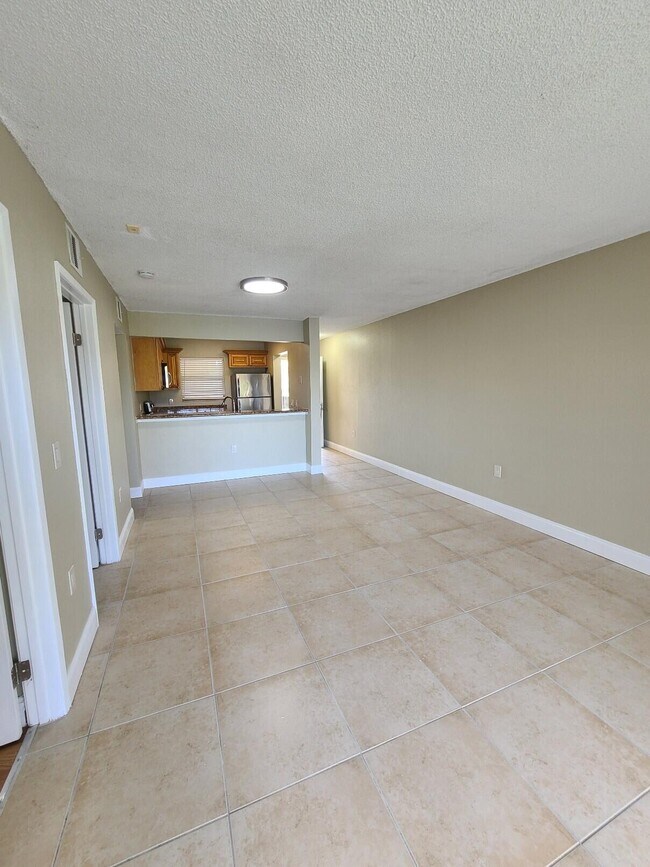 Building Photo - 1520 Lake Crystal Dr