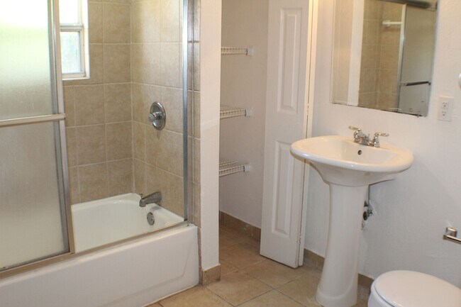 Building Photo - 3 bed 2 bath house