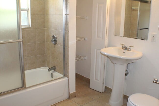 Building Photo - 595 Brentwood Dr