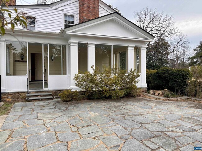 Building Photo - 800 Glendower Rd