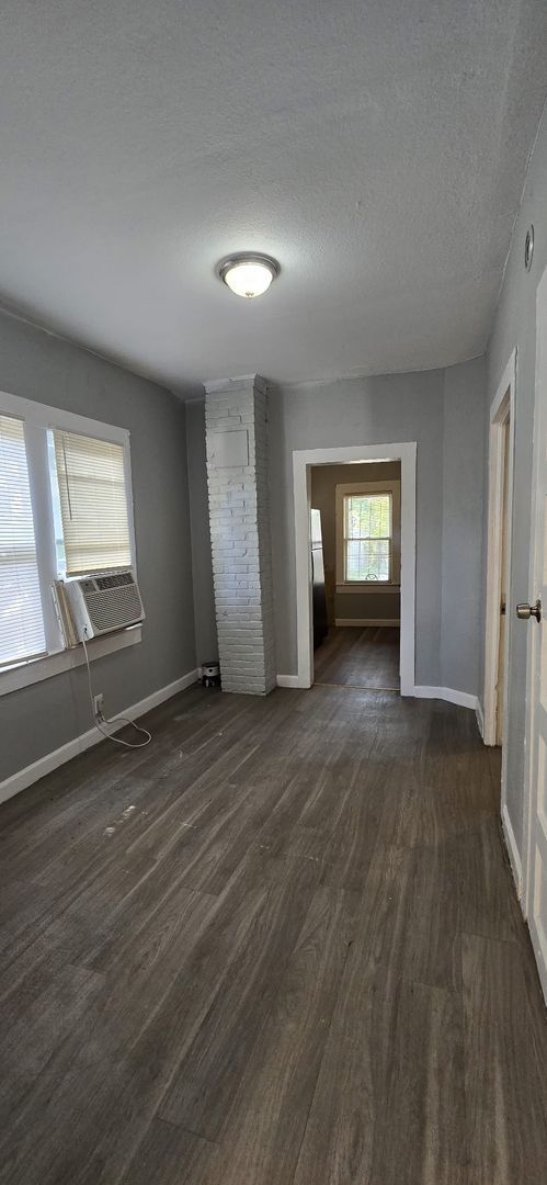 Building Photo - Beautiful 2 bedroom 1 bath Tampa bungalow