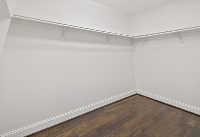 Building Photo - Beautiful 6BR Executive Brentwood Home with Pool