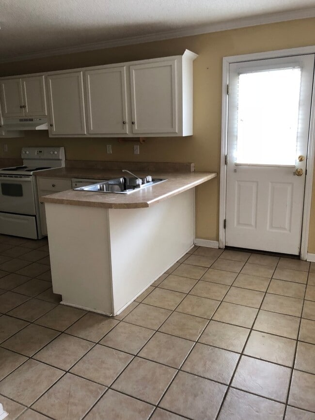 Building Photo - 101 Carrollton - available August 15, 2026