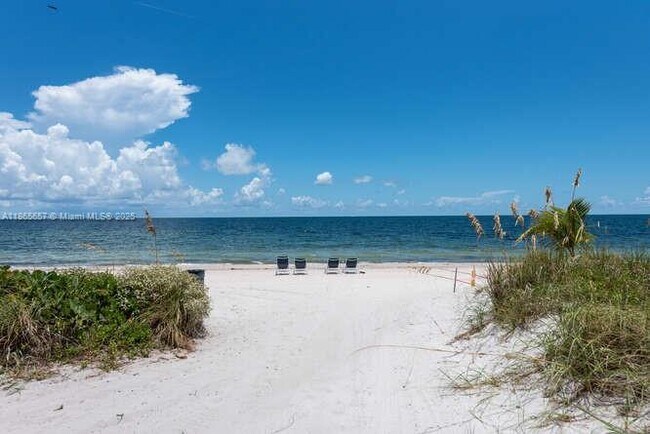 Building Photo - 445 Grand Bay Dr