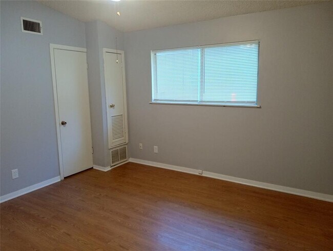 Building Photo - 606 W 51st St