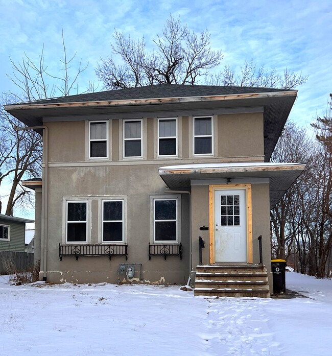 Building Photo - 907 Albion Ave