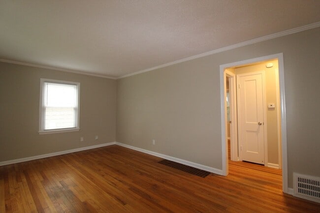 Building Photo - 2 Bedroom 1 Bath Home in Roeland Park.