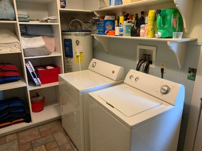 Building Photo - Charming 1BR House in Shelton